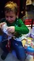 Un enfant, supporter de l'AS Roma en larmes de joie après avoir reçu le maillot de Dzeko à Noël