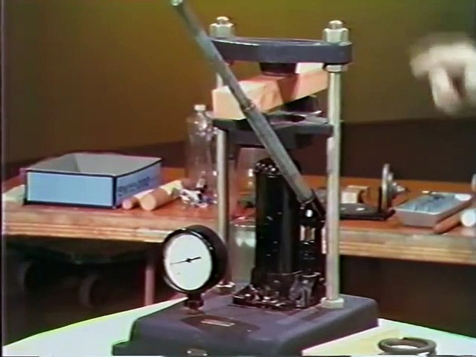 Lesson 14 - Pascal's Principle - The Properties of Liquids - Demonstrations in Physics