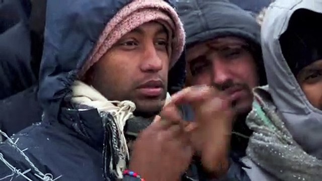 Замерзающие мигранты просят о помощи