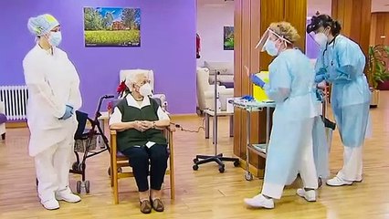 Araceli, de 96 años, primera persona vacunada frente al coronavirus en España
