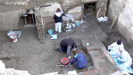 شاهد: اكتشاف منضدة لبيع "وجبات سريعة" من العام 79 ميلادي في مدينة بومبي الإيطالية