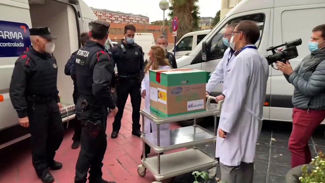 La consejera vasca de Salud recibe las primeras vacunas para Euskadi