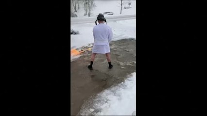 Un vecino de Kentucky despeja la nieve de su casa con un lanzallamas