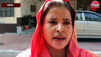 निर्दोष छात्रों के मामले को लेकर गुलाबी गैंग ने डीएम से की शिकायत