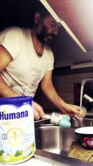 Μπουρδούμης: Η... μεταμεσονύχτια οδύσσεια ενός πατέρα! Ετοιμάζει γάλα για τον γιο του!