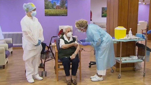 Una anciana de 96 años y una auxiliar de enfermería, primeras vacunadas en España