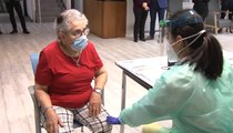 Una santiaguesa de 82 años, primera en recibir la vacuna en Galicia