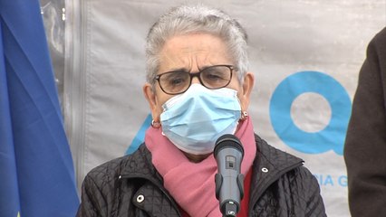 Nieves está "contentísima" por ser la primera vacunada en Galicia