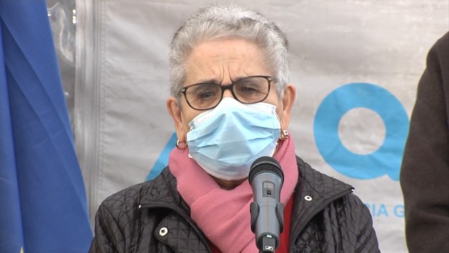 Nieves está contentísima por ser la primera vacunada en Galicia