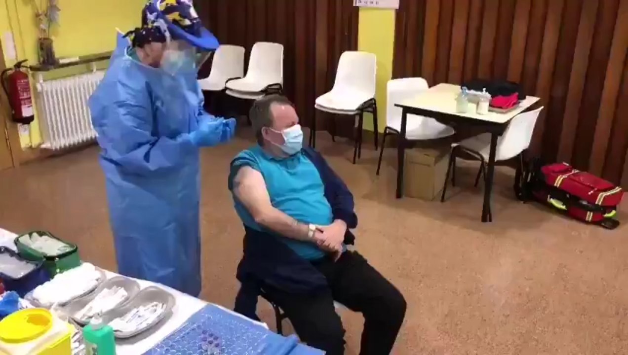 Javier Martín, de 68 años, recibe primera vacuna contra Covid-19 en La Rioja