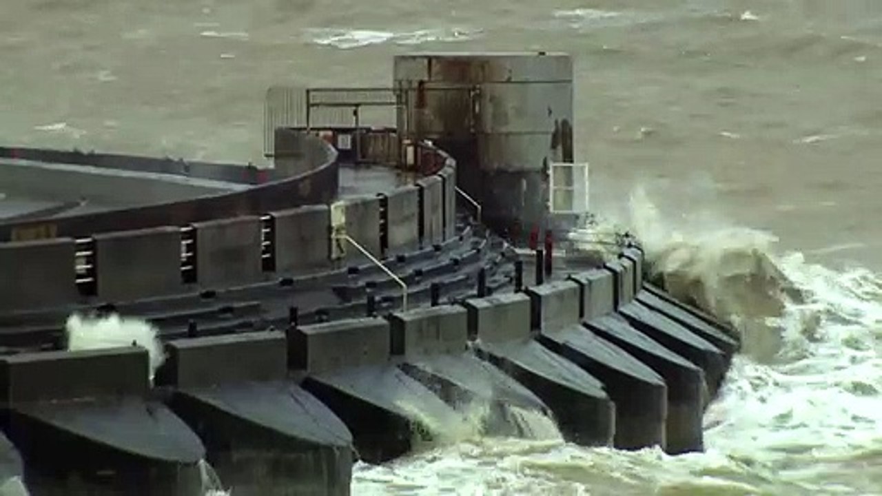 Storm Bella hits Brighton with heavy rain and strong winds - video ...
