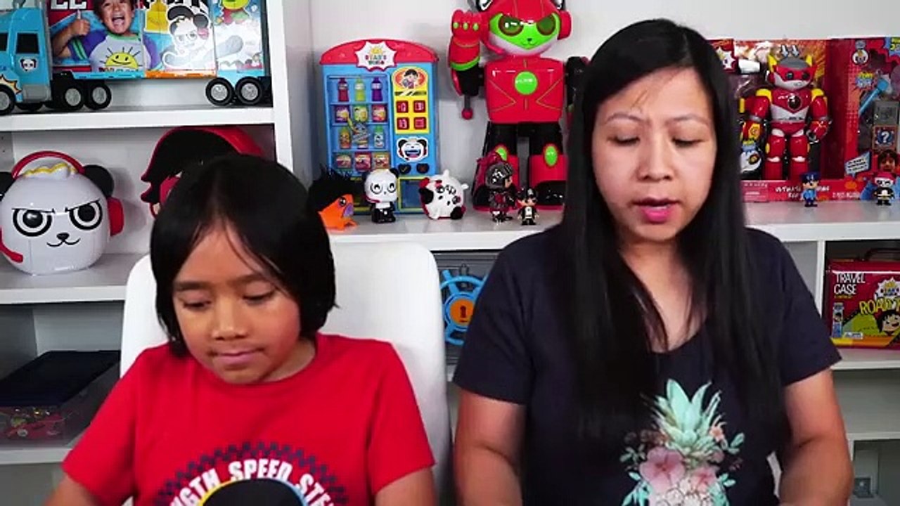 Ryan DON'T GET EATEN IN ROBLOX! Let's Play Roblox Eat and Destroy with Ryan’s Mommy