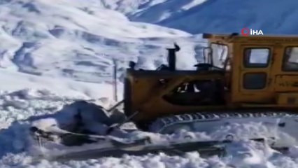 Bahçesaray'da yolların ulaşıma açılması için ekipler seferber oldu