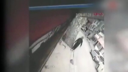 Türk ve Azerbaycan bayrağına alçak saldırı