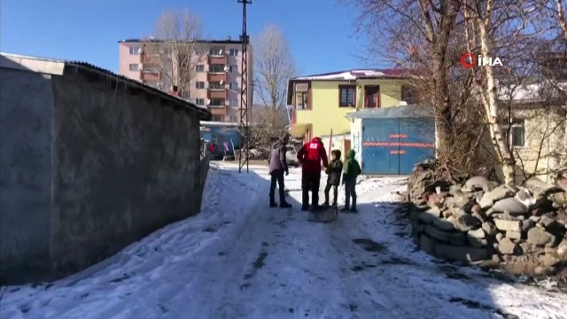 Çocuklara yeni yıl hediyesi dağıttılar