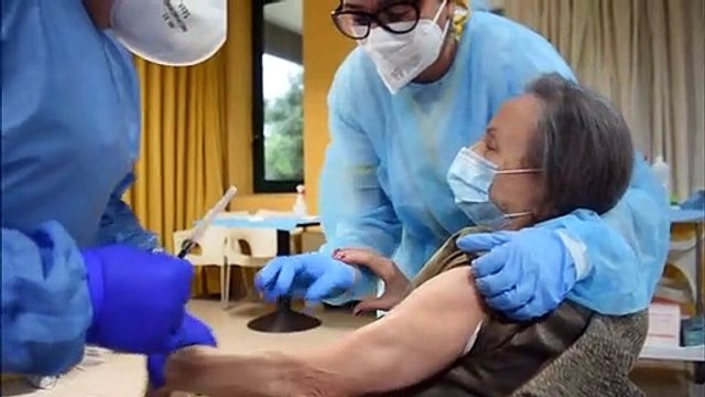 Vaccini anti covid nelle Rsa pugliesi, prima vaccinata è una signora 94enne: sono felice e spero che tutti lo facciano. E' importante per proteggerci