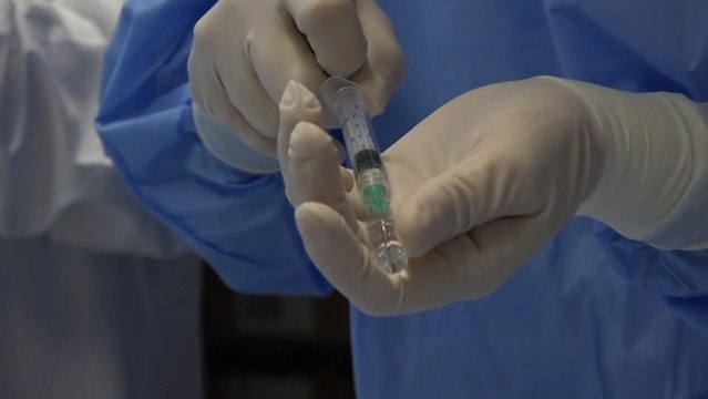 Ancianos y sanitarios, primeros receptores de la vacuna en Europa