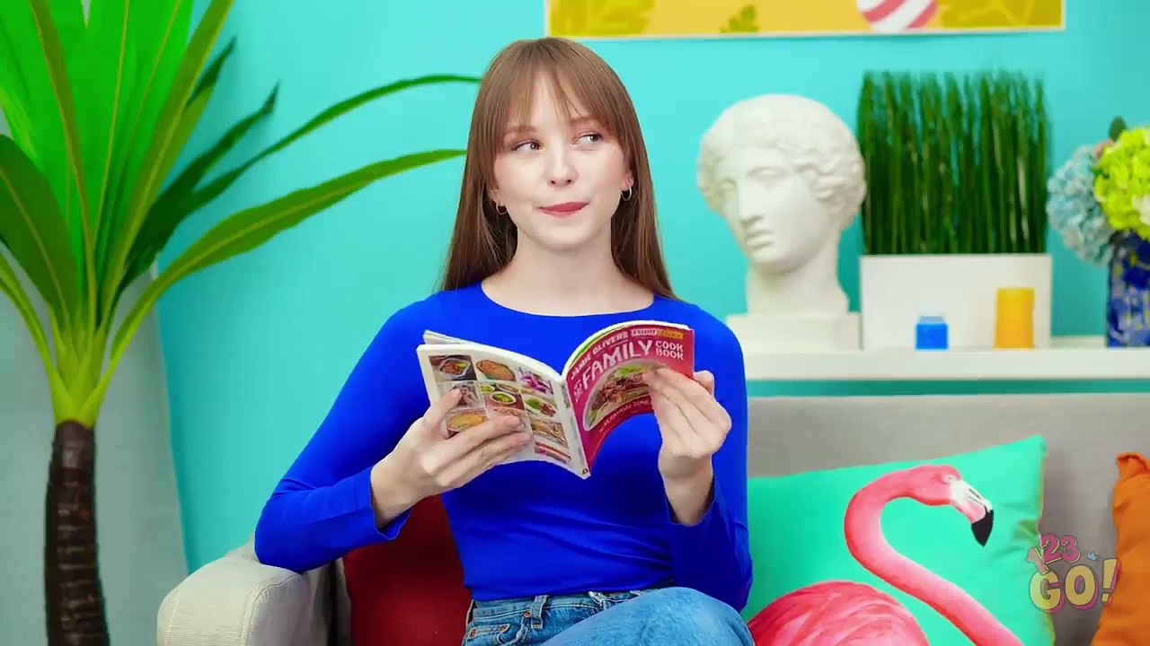 AWESOME CLOTHES HACKS EVERYONE NEEDS TO TRY || Fashion Tricks Every Girl Must Know by 123 GO!