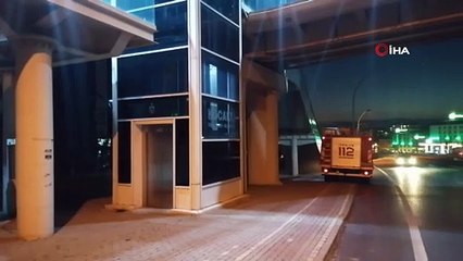 Üst geçidin asansöründe mahsur kalan 2 kardeşi itfaiye kurtardı