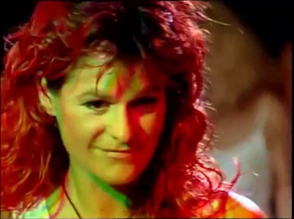 Andrea Berg Live — “Ein Schiff wird kommen” — Live im Club | (From Andrea Berg – Emotionen Hautnah) | { Live: 2003 } — By: Andrea Berg