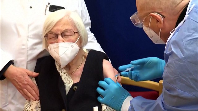 Covid-19: la campagne de vaccination lancée dans l'UE va devoir surmonter les réticences de certains