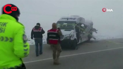 Yolcu minibüsü TIR'la çarpıştı: Ölü ve yaralılar var