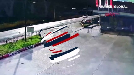 Kaza anı güvenlik kamerasına yansıdı