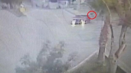 Drift yaptığı aracıyla motosikletliye çarptığı anlar kamerada