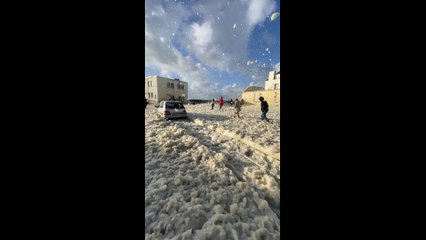 Les images d'une importante écume de mer dans le port de Saint-Guénolé dans le Finistère