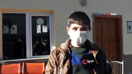 Bu köyde çocuklar uzaktan eğitim alabilmek için tepelere çıkıyor