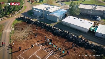 Köy halkı pandemi döneminde toprak kortta raket sallıyor