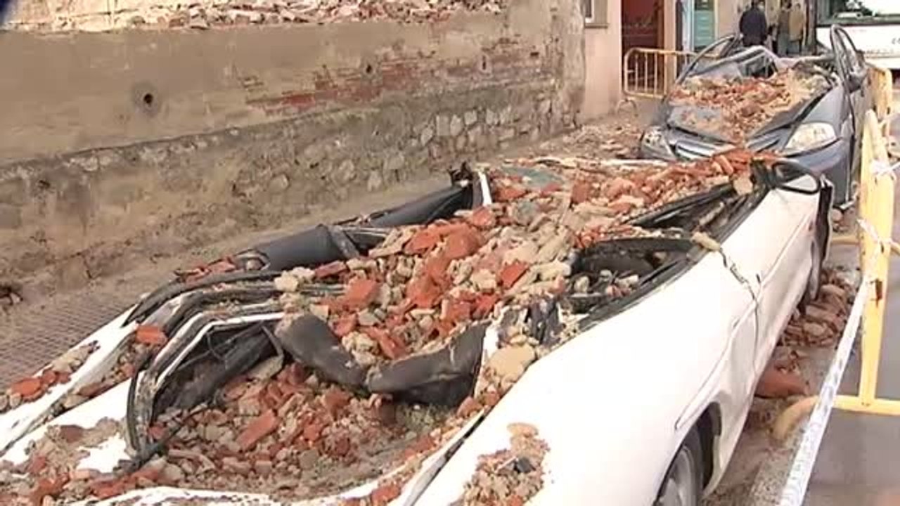 El temporal derriba un muro en Avilés sepultando varios vehículos y sin que haya que lamentar víctimas