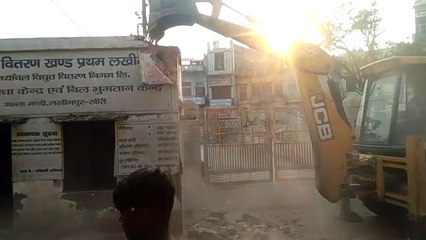 संकटादेवी रोड का बहुप्रतीक्षित अतिक्रमण हटना शुरू, जेसीबी से हटाया जा रहा अतिक्रमण