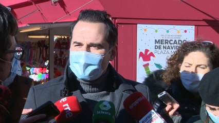 Aguado tacha de "absurda" la polémica de la pegatina del Gobierno de España