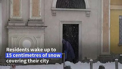 Heavy snow in Milan disrupts traffic