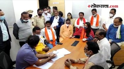 खासदारांच्या उपस्थितीत पीक विमा कंपनीच्या व्यवस्थापकास धक्काबुक्की