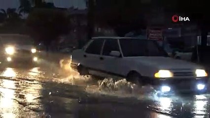 Antalya’da yollar göle döndü, sürücüler araçlarında mahsur kaldı