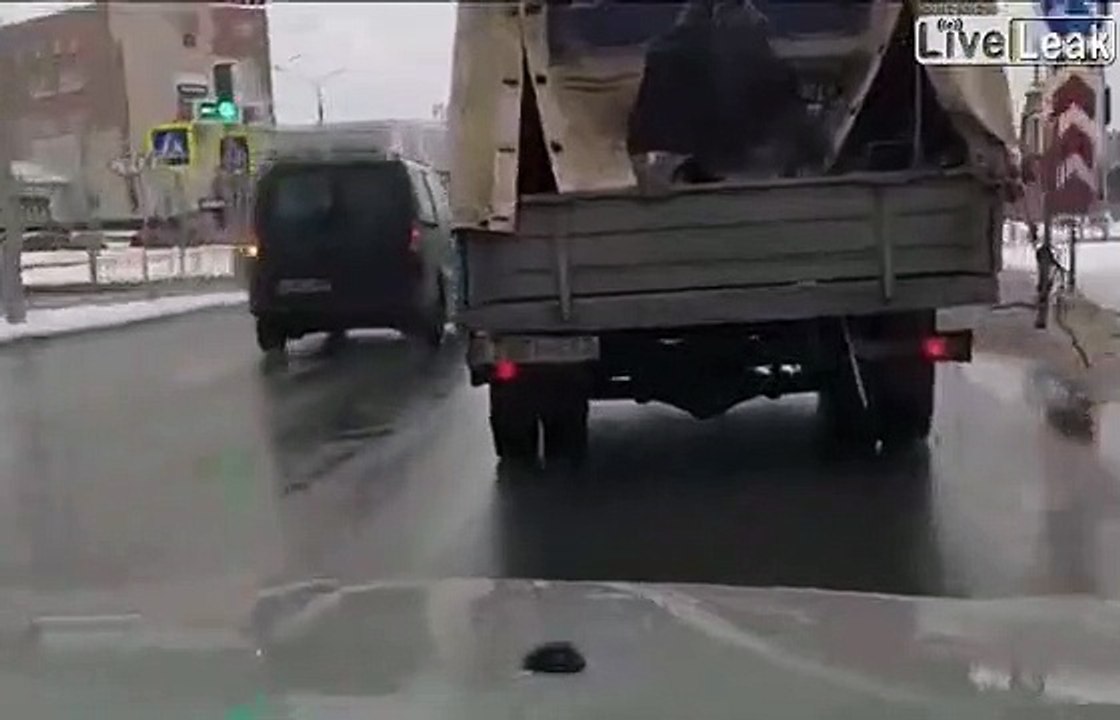 Ce camion perd ses 2 roues arrières en pleine route