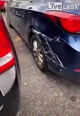 Elle laisse le volant à son fils sur le parking... Grosse erreur