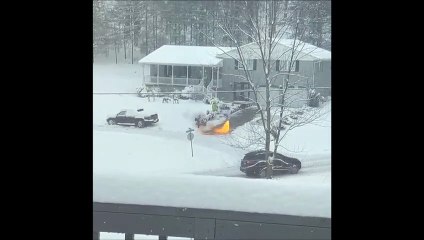 Il déneige son allée au lance-flammes... efficace