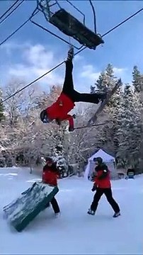 Tentative de sauvetage d'un skieur coincé sur un télésiège... raté