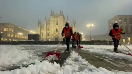 Espectacular nevada frente al Duomo de Milán