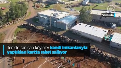 Tenisle tanışan köylüler kendi imkanlarıyla yaptıkları kortta raket sallıyor