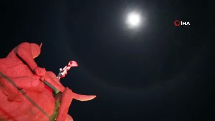 Ay halesi oluştu, vatandaşlar telefonlarına sarıldı