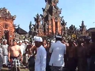 Perang Tipat Bantal Desa Kapal, Badung, Bali