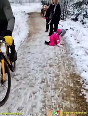 La vidéo d'un cycliste poussant volontairement au sol une petite fille de 5 ans pour l'écarter de son chemin provoque la colère et la police lance un avis de recherche