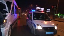 Kısıtlamada yolda kalan şoförün imdadına polis ekipleri yetişti