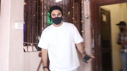 Ranbir Kapoor पहुंचे Dubbing studio; Watch video | FilmiBeat