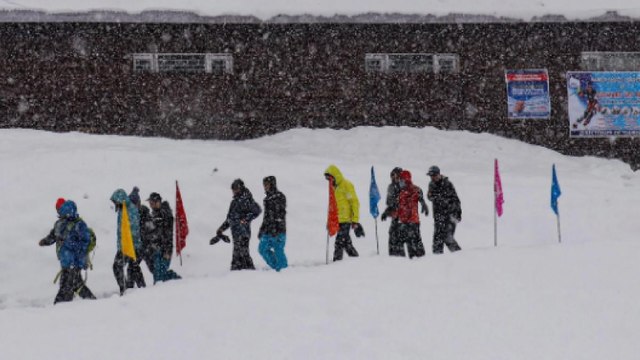 80 snow-stuck tourists rescued in Kangra!
