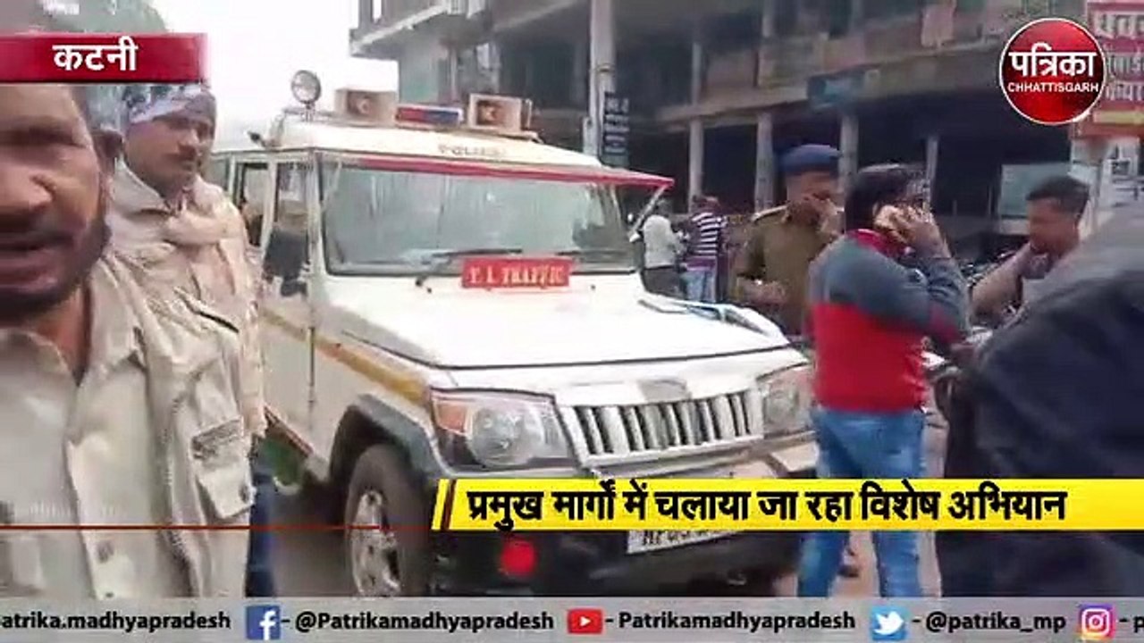 मनमानी वाहन पार्किंग पर यातायात पुलिस की कार्रवाई